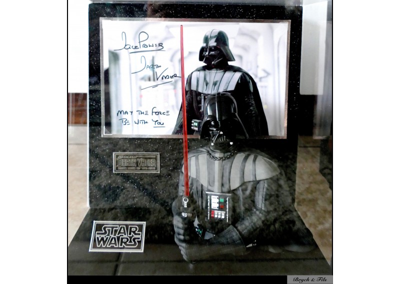 "DARK VADOR /STARS WARS"signed photo and figurine