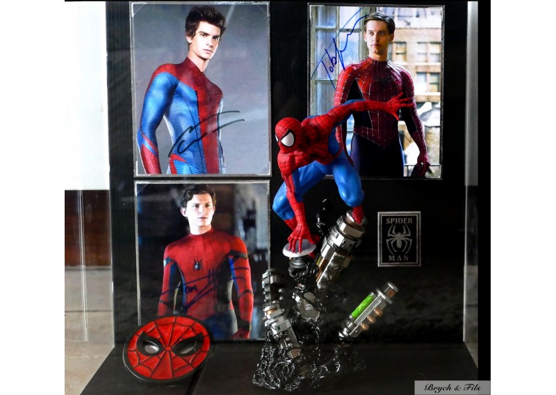 "SPIDER MAN" 3 photos dédicacées , figurine et logo