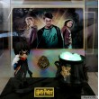 "HARRY POTTER" 1 photo dédicacée avec statuette et chaudron