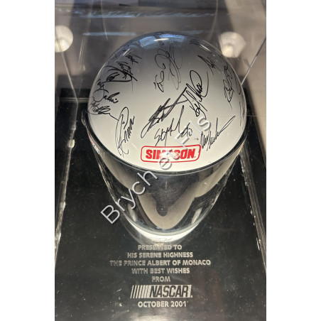 Casque signé par plusieurs pilotes